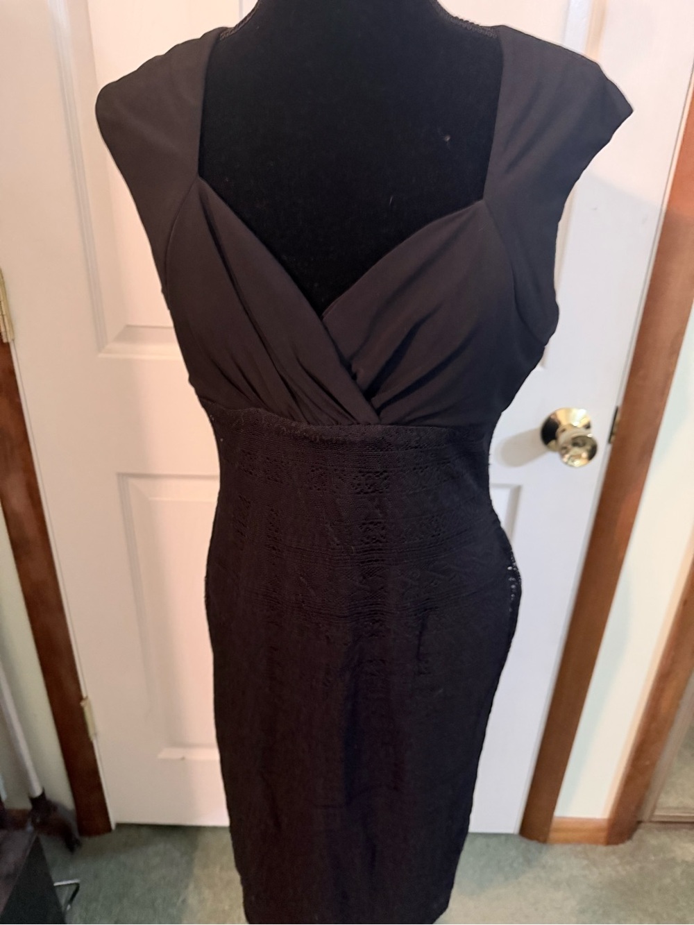 Evan Picone Black Cap-Sleeve Midi Sheath Dress